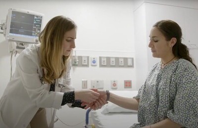 Кодирование Аквилонг в ЮАО Москвы Врач держит пациентку за руку