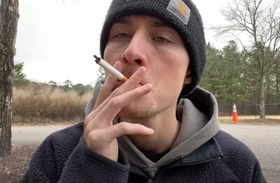 Лечение зависимости от табакокурения в ЮАО Москвы Мужчина с сигаретой делает затяжку