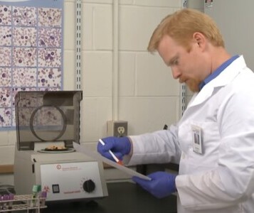 Клиника лечения наркозависимости в ЮАО Москвы Врач в кабинете клиники