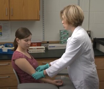 Лечение зависимости от аптечных препаратов в ЮАО Москвы Врач делает инъекцию пациентке