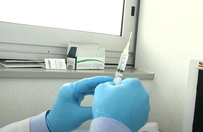 Проведение кодирования Вивитролом в ЮАО Москвы Шприц с Вивитролом в руках у врача